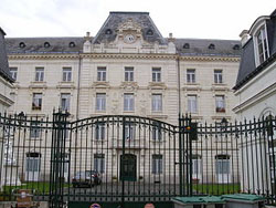L'entrée du lycée Descartes, côté cour d'honneur, à Tours.
